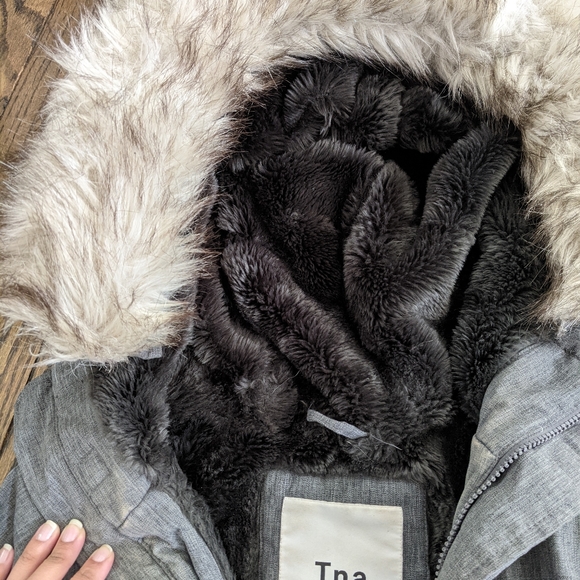 Aritzia TNA avoriaz parka with faux fur hood and goose down - Picture 5 of 8